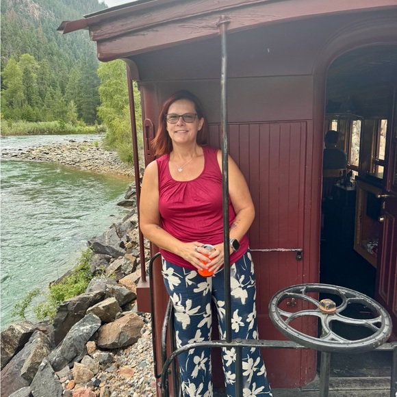 Meet your Posher, Angie - Picture 2 of 2